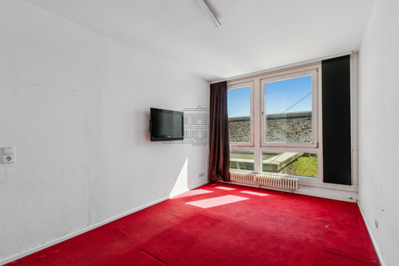 Sanierungsbedürftige 3-Zimmer-Wohnung mit Balkon und Aufzug in bester Lage!